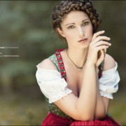 Neleta Model Aschaffenburg Elvira High Fashion Christine Kunkel Make-Up Nature Wald Bavarian Bayrisch Moos Portrait Dirndl Trachten