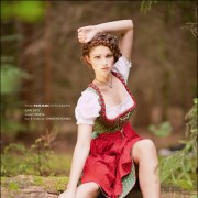 Neleta Model Aschaffenburg Elvira High Fashion Christine Kunkel Make-Up Nature Wald Bavarian Bayrisch Moos Portrait Dirndl Trachten