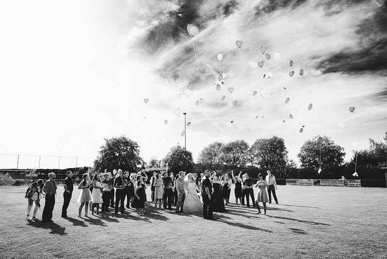 Aschaffenburg, Büdingen, Büdinger Wilder Stein, Burg Ronneburg, Fotografie, Frankfurt, Hitze, Hochsommer, Hochzeit, Hochzeiten, Hochzeitsbilder, Hochzeitsfotograf, Hochzeitsfotos, Hochzeitsmakeup, Hochzeitsreportage, Hochzeitstorte, Luftballons, profesionelle Hochzeitsbilder, professioneller Hochzeitsfotograf, Reportage, Rhein-Main-Gebiet, Romantisch, Ronneburg, Sektempfang, Sommerhochzeit, Sonnenstrahlen, süss, Verträumt, Vintage, Wedding, Wilder Stein (5)