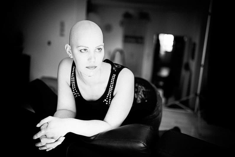 Brustkrebs, Cancer, Christine, Christine Raab, Fotografie, Fuck Cancer, Fuck You, Glatze, Krebs, Make-Up, Mammakarzinom, Mammographie, Nicht Aufgeben, Photographer, Therapie, Timo Raab, Harald Peter, Mainaschaff, Aschaffenburg, Portraits, Portrait, Black and White, Schwarz-Weiß, Schwarz Weiss, harter Kontrast, Outtaktes, Behind the Scenes, cool (4)