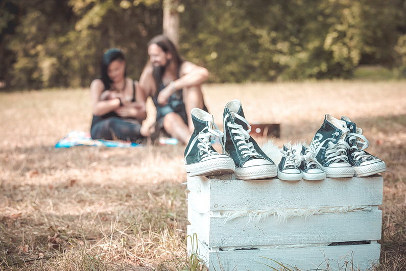 Aschaffenburg, Baby, Babybauch, Babyshooting, Draußen, Fotografie, Gitarre, Großostheim, Kinder, Langhaarig, Metal, Natur, Newborn, Outdoor, Park Schöntal, Rock, Rocker, rockig, Sonnenstrahlen, Wald (3)