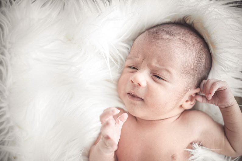 Aschaffenburg, Baby, Babybauch, Babyshooting, Draußen, Fotografie, Gitarre, Großostheim, Kinder, Langhaarig, Metal, Natur, Newborn, Outdoor, Park Schöntal, Rock, Rocker, rockig, Sonnenstrahlen, Wald (5)