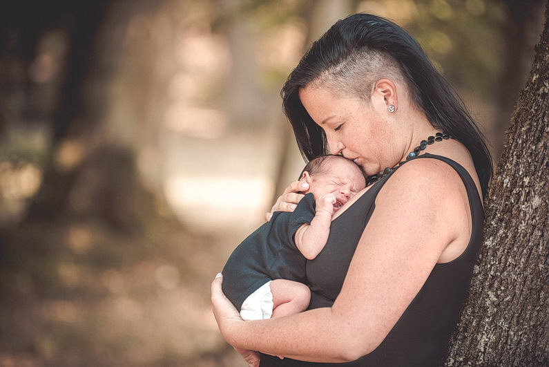 Aschaffenburg, Baby, Babybauch, Babyshooting, Draußen, Fotografie, Gitarre, Großostheim, Kinder, Langhaarig, Metal, Natur, Newborn, Outdoor, Park Schöntal, Rock, Rocker, rockig, Sonnenstrahlen, Wald (6)