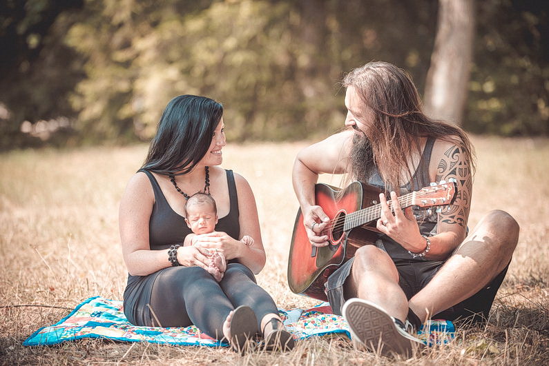 Aschaffenburg, Baby, Babybauch, Babyshooting, Draußen, Fotografie, Gitarre, Großostheim, Kinder, Langhaarig, Metal, Natur, Newborn, Outdoor, Park Schöntal, Rock, Rocker, rockig, Sonnenstrahlen, Wald (7)