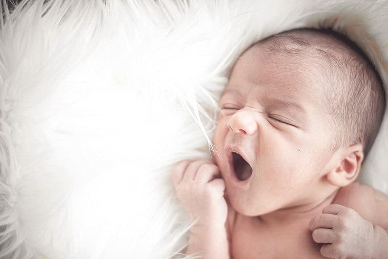 Aschaffenburg, Baby, Babybauch, Babyshooting, Draußen, Fotografie, Gitarre, Großostheim, Kinder, Langhaarig, Metal, Natur, Newborn, Outdoor, Park Schöntal, Rock, Rocker, rockig, Sonnenstrahlen, Wald (8)