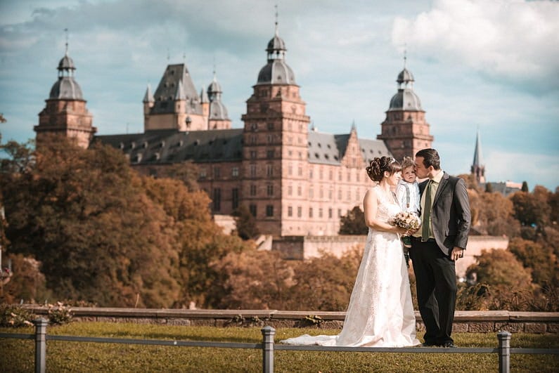 After Wedding, After-Wedding-Shooting, Aschaffenburg, Brautstrauß, Fotografie, Frankfurt, Großostheim, Hochzeit, Hochzeiten, Hochzeitsbilder, Hochzeitsfotograf, Hochzeitsfotos, Hochzeitsmakeup, Hochzeitsreportage, Pompejanum, profesionelle Hochzeitsbilder, professioneller Hochzeitsfotograf, Reportage, Rhein-Main-Gebiet, Romantisch, Schloß, Schloß Johannesburg, Schloßgarten, Sommerhochzeit, Sonnenstrahlen, Spätsommer, Verträumt, Vintage, Wedding (2)