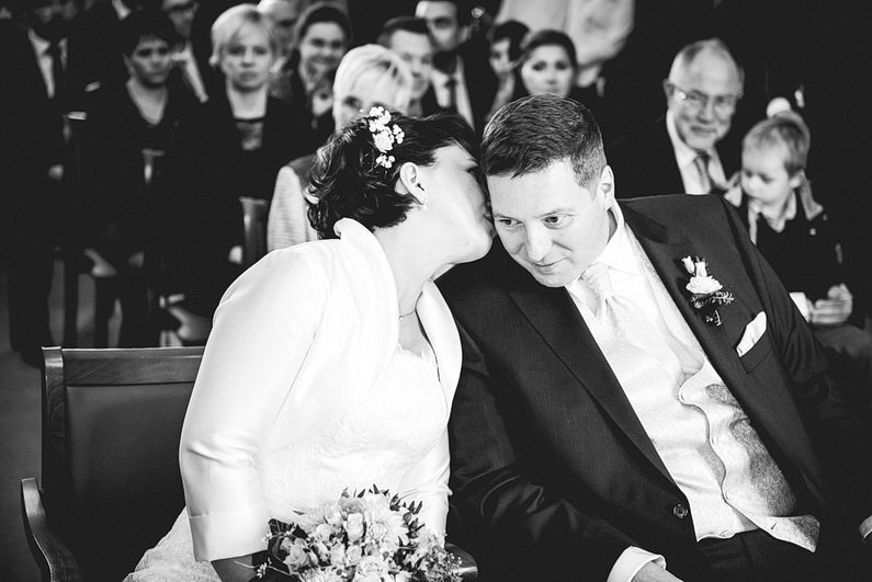  Baumstammsägen, Eltville, Etville, Fotografie, Geisenheim, Herbsthochzeit, Hochzeit, Hochzeiten, Hochzeitsbilder, Hochzeitsfotograf, Hochzeitsfotos, Hochzeitsmakeup, Hochzeitsreportage, Johannisberg, Kiedrich, Kirche, kirchliche Trauung, Kloster, Mainz, Oktober, profesionelle Hochzeitsbilder, professioneller Hochzeitsfotograf, Reportage, Rhein-Main-Gebiet, Rheingau, Romantisch, Sektempfang, süss, Verträumt, Wedding, Wein, Weinberge, Wiesbaden (7)