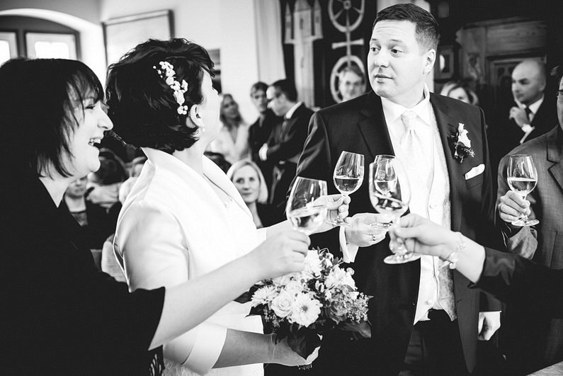  Baumstammsägen, Eltville, Etville, Fotografie, Geisenheim, Herbsthochzeit, Hochzeit, Hochzeiten, Hochzeitsbilder, Hochzeitsfotograf, Hochzeitsfotos, Hochzeitsmakeup, Hochzeitsreportage, Johannisberg, Kiedrich, Kirche, kirchliche Trauung, Kloster, Mainz, Oktober, profesionelle Hochzeitsbilder, professioneller Hochzeitsfotograf, Reportage, Rhein-Main-Gebiet, Rheingau, Romantisch, Sektempfang, süss, Verträumt, Wedding, Wein, Weinberge, Wiesbaden (9)