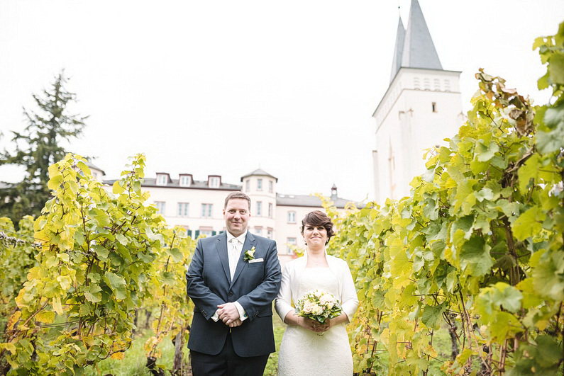  Baumstammsägen, Eltville, Etville, Fotografie, Geisenheim, Herbsthochzeit, Hochzeit, Hochzeiten, Hochzeitsbilder, Hochzeitsfotograf, Hochzeitsfotos, Hochzeitsmakeup, Hochzeitsreportage, Johannisberg, Kiedrich, Kirche, kirchliche Trauung, Kloster, Mainz, Oktober, profesionelle Hochzeitsbilder, professioneller Hochzeitsfotograf, Reportage, Rhein-Main-Gebiet, Rheingau, Romantisch, Sektempfang, süss, Verträumt, Wedding, Wein, Weinberge, Wiesbaden (17)