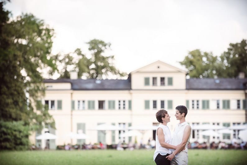  Aschaffenburg, Brautstrauß, Fotografie, Frankfurt, gleichgeschlechtlich, Hochzeit, Hochzeiten, Hochzeitsbilder, Hochzeitsfotograf, Hochzeitsfotos, Hochzeitsmakeup, Hochzeitsreportage, lesbisch, lesbische Hochzeit, Nilkheimer Park, Polnische Hochzeit, professionelle Hochzeitsbilder, professioneller Hochzeitsfotograf, Restaurant Schönbusch, Romantisch, Rundumsorglos, Schönbusch, Sommer, Sonne, Sonnenschein, Sonnenstrahlen, Spiegelsaal, Teufelsbrücke, Verträumt, Vintage, Vodka, Wedding (50)