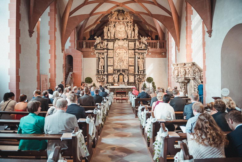 Pfarrer, profesionelle Hochzeitsbilder, professioneller Hochzeitsfotograf Kirche Gäste 