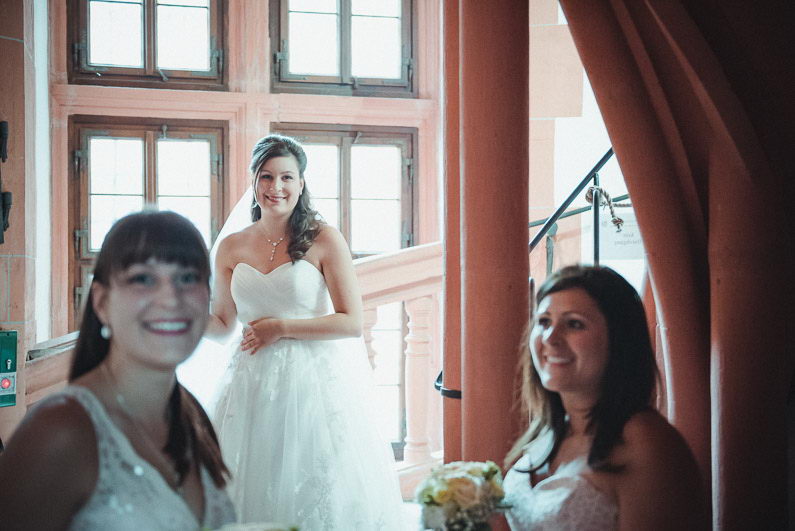Braut Kleid Hochzeit Kirche Frauen lachen Stimmung Liebe Aufregung