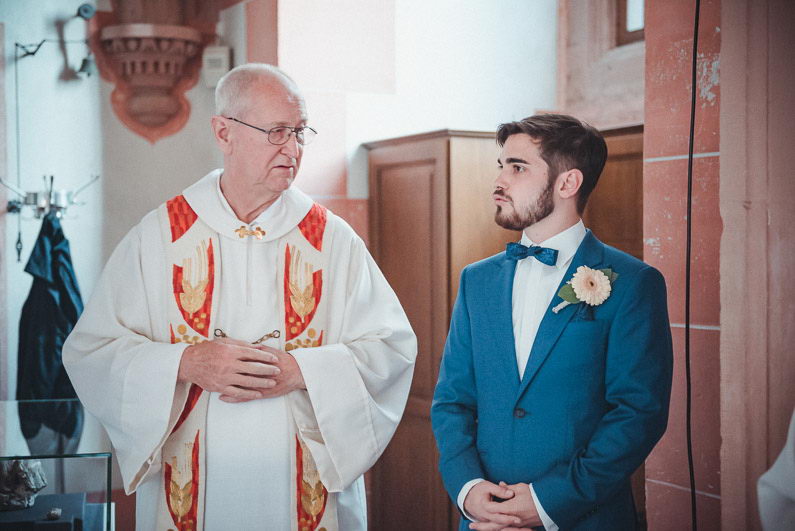 Pfarrer Bräutigam Ansteckblume Gespräch Aufregung Hochzeit Liebe 