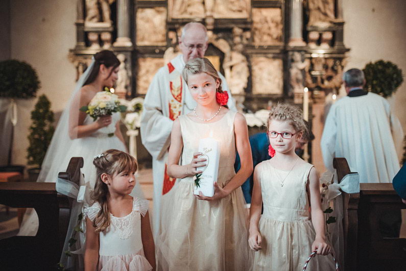 Pfarrer Braut Messdiener Kinder Mädchen Kleider Kerze süß Blumen Frisuren 