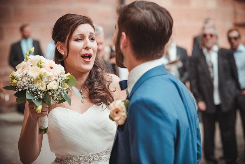 Braut Bilder lachen Gespräch Ehepartner Bräutigam Blumen Strauß schön 