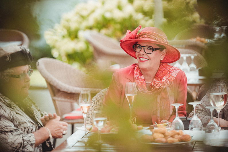  Hüte Frauen rot Brille Kleider Schal Essen Sekt Alkohol Sommer warm schön