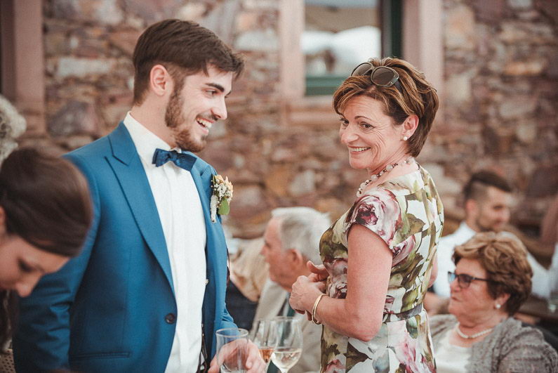 Bräutigam Mutter lachen Freude Hochzeit Anzüge Kleid Blumen Alkohol 