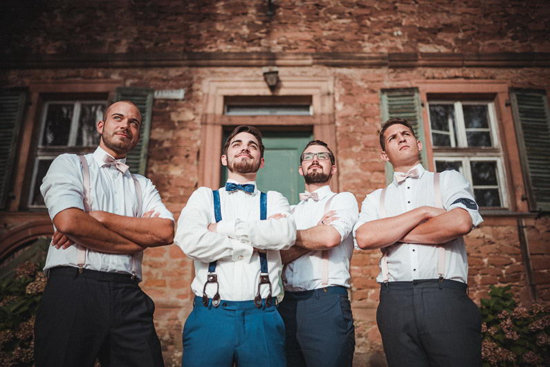  Männer Anzug Hosenträger Fliege Shooting Pose Hochzeit Sonne Spaß schön