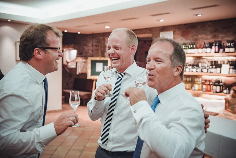 Männer lachen Spaß Alkohol Feier Hochzeit Hemd Krawatte Freude Brille Gespräch
