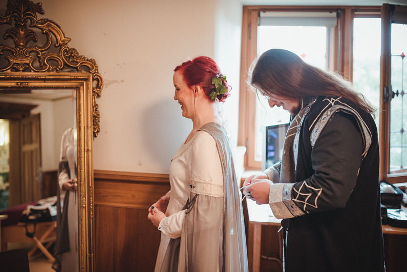 Anders, Braut, Bräutigam, Brautstrauß, Brautstraussliebe, Deko, Dekoration, Fotografie, freie Trauung, Freudentränen, Getting Ready, Gießen, heidnische Trauung, Hessen, Hochzeit, Hochzeiten, Hochzeitsbilder, Hochzeitsdeko, Hochzeitsfotograf, Hochzeitsfotos, Hochzeitsliebe, Hochzeitsmakeup, Hochzeitsreportage, Idyllisch, Intim, LARP, Marburg, Mittelalter, profesionelle Hochzeitsbilder, professioneller Hochzeitsfotograf, Reportage, Romantisch, Rundumsorglos, Schloss Romrod, Sonnenstrahlen, süss, Trauredner, unkonventionell, Verträumt, Wedding (7)