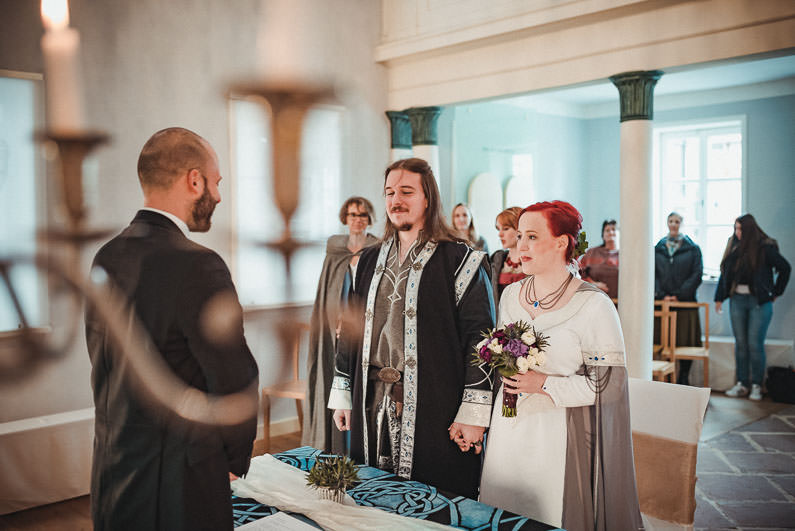 Anders, Braut, Bräutigam, Brautstrauß, Brautstraussliebe, Deko, Dekoration, Fotografie, freie Trauung, Freudentränen, Getting Ready, Gießen, heidnische Trauung, Hessen, Hochzeit, Hochzeiten, Hochzeitsbilder, Hochzeitsdeko, Hochzeitsfotograf, Hochzeitsfotos, Hochzeitsliebe, Hochzeitsmakeup, Hochzeitsreportage, Idyllisch, Intim, LARP, Marburg, Mittelalter, profesionelle Hochzeitsbilder, professioneller Hochzeitsfotograf, Reportage, Romantisch, Rundumsorglos, Schloss Romrod, Sonnenstrahlen, süss, Trauredner, unkonventionell, Verträumt, Wedding (15)