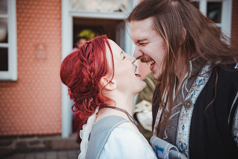 Anders, Braut, Bräutigam, Brautstrauß, Brautstraussliebe, Deko, Dekoration, Fotografie, freie Trauung, Freudentränen, Getting Ready, Gießen, heidnische Trauung, Hessen, Hochzeit, Hochzeiten, Hochzeitsbilder, Hochzeitsdeko, Hochzeitsfotograf, Hochzeitsfotos, Hochzeitsliebe, Hochzeitsmakeup, Hochzeitsreportage, Idyllisch, Intim, LARP, Marburg, Mittelalter, profesionelle Hochzeitsbilder, professioneller Hochzeitsfotograf, Reportage, Romantisch, Rundumsorglos, Schloss Romrod, Sonnenstrahlen, süss, Trauredner, unkonventionell, Verträumt, Wedding (31)