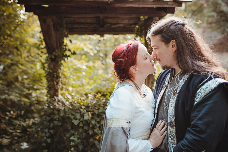 Anders, Braut, Bräutigam, Brautstrauß, Brautstraussliebe, Deko, Dekoration, Fotografie, freie Trauung, Freudentränen, Getting Ready, Gießen, heidnische Trauung, Hessen, Hochzeit, Hochzeiten, Hochzeitsbilder, Hochzeitsdeko, Hochzeitsfotograf, Hochzeitsfotos, Hochzeitsliebe, Hochzeitsmakeup, Hochzeitsreportage, Idyllisch, Intim, LARP, Marburg, Mittelalter, profesionelle Hochzeitsbilder, professioneller Hochzeitsfotograf, Reportage, Romantisch, Rundumsorglos, Schloss Romrod, Sonnenstrahlen, süss, Trauredner, unkonventionell, Verträumt, Wedding (45)