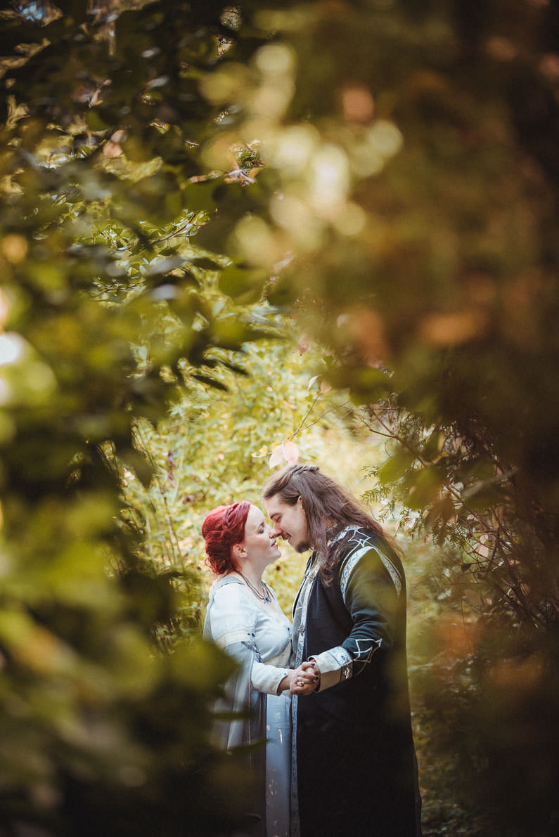 Anders, Braut, Bräutigam, Brautstrauß, Brautstraussliebe, Deko, Dekoration, Fotografie, freie Trauung, Freudentränen, Getting Ready, Gießen, heidnische Trauung, Hessen, Hochzeit, Hochzeiten, Hochzeitsbilder, Hochzeitsdeko, Hochzeitsfotograf, Hochzeitsfotos, Hochzeitsliebe, Hochzeitsmakeup, Hochzeitsreportage, Idyllisch, Intim, LARP, Marburg, Mittelalter, profesionelle Hochzeitsbilder, professioneller Hochzeitsfotograf, Reportage, Romantisch, Rundumsorglos, Schloss Romrod, Sonnenstrahlen, süss, Trauredner, unkonventionell, Verträumt, Wedding (47)