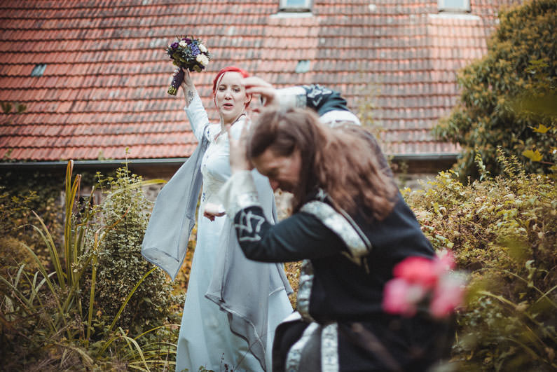 Anders, Braut, Bräutigam, Brautstrauß, Brautstraussliebe, Deko, Dekoration, Fotografie, freie Trauung, Freudentränen, Getting Ready, Gießen, heidnische Trauung, Hessen, Hochzeit, Hochzeiten, Hochzeitsbilder, Hochzeitsdeko, Hochzeitsfotograf, Hochzeitsfotos, Hochzeitsliebe, Hochzeitsmakeup, Hochzeitsreportage, Idyllisch, Intim, LARP, Marburg, Mittelalter, profesionelle Hochzeitsbilder, professioneller Hochzeitsfotograf, Reportage, Romantisch, Rundumsorglos, Schloss Romrod, Sonnenstrahlen, süss, Trauredner, unkonventionell, Verträumt, Wedding (50)