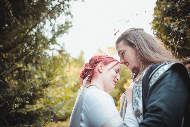 Anders, Braut, Bräutigam, Brautstrauß, Brautstraussliebe, Deko, Dekoration, Fotografie, freie Trauung, Freudentränen, Getting Ready, Gießen, heidnische Trauung, Hessen, Hochzeit, Hochzeiten, Hochzeitsbilder, Hochzeitsdeko, Hochzeitsfotograf, Hochzeitsfotos, Hochzeitsliebe, Hochzeitsmakeup, Hochzeitsreportage, Idyllisch, Intim, LARP, Marburg, Mittelalter, profesionelle Hochzeitsbilder, professioneller Hochzeitsfotograf, Reportage, Romantisch, Rundumsorglos, Schloss Romrod, Sonnenstrahlen, süss, Trauredner, unkonventionell, Verträumt, Wedding (52)