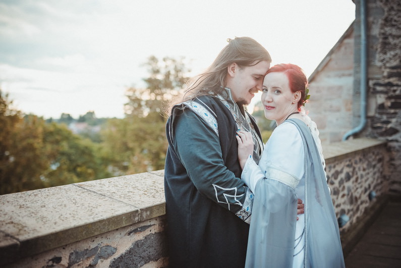 Anders, Braut, Bräutigam, Brautstrauß, Brautstraussliebe, Deko, Dekoration, Fotografie, freie Trauung, Freudentränen, Getting Ready, Gießen, heidnische Trauung, Hessen, Hochzeit, Hochzeiten, Hochzeitsbilder, Hochzeitsdeko, Hochzeitsfotograf, Hochzeitsfotos, Hochzeitsliebe, Hochzeitsmakeup, Hochzeitsreportage, Idyllisch, Intim, LARP, Marburg, Mittelalter, profesionelle Hochzeitsbilder, professioneller Hochzeitsfotograf, Reportage, Romantisch, Rundumsorglos, Schloss Romrod, Sonnenstrahlen, süss, Trauredner, unkonventionell, Verträumt, Wedding (56)