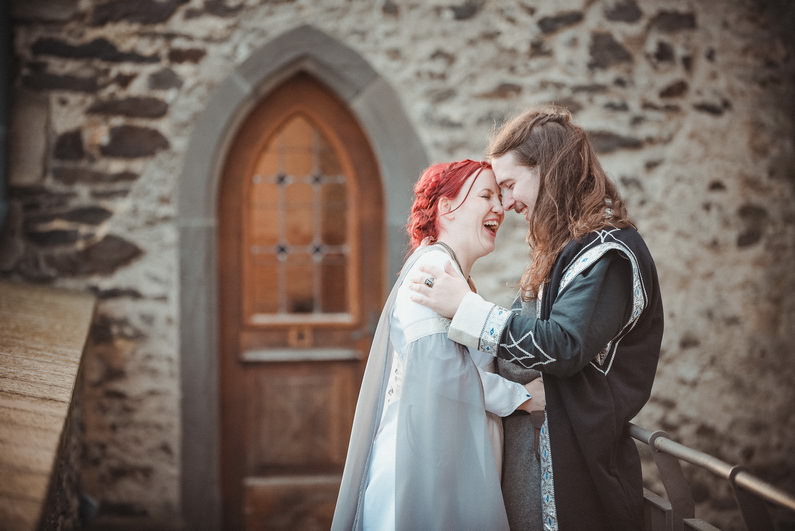 Anders, Braut, Bräutigam, Brautstrauß, Brautstraussliebe, Deko, Dekoration, Fotografie, freie Trauung, Freudentränen, Getting Ready, Gießen, heidnische Trauung, Hessen, Hochzeit, Hochzeiten, Hochzeitsbilder, Hochzeitsdeko, Hochzeitsfotograf, Hochzeitsfotos, Hochzeitsliebe, Hochzeitsmakeup, Hochzeitsreportage, Idyllisch, Intim, LARP, Marburg, Mittelalter, profesionelle Hochzeitsbilder, professioneller Hochzeitsfotograf, Reportage, Romantisch, Rundumsorglos, Schloss Romrod, Sonnenstrahlen, süss, Trauredner, unkonventionell, Verträumt, Wedding (57)