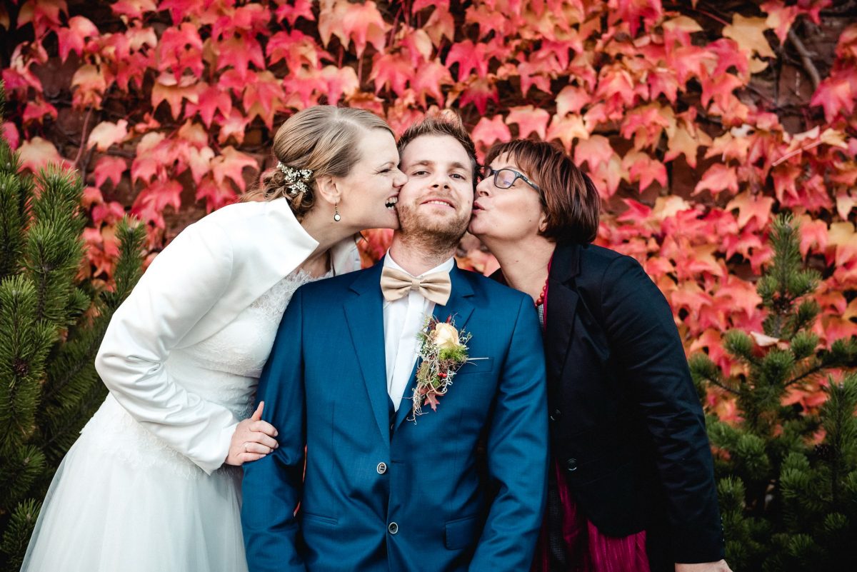 Bräutigam Braut Mutter Kuss beißen Spaß Humor Anzug Kleider weiß rot blau 