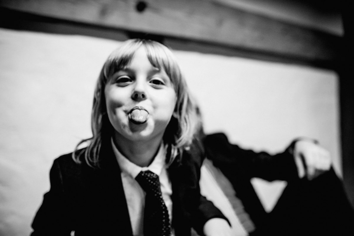 Kind Junge Zunke Anzug Krawatte Spaß frech schwarz weiß Kinder Freude 
