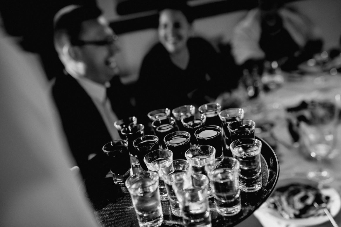 Alkohol Gäste Lachen schwarz weiß Schnaps Spaß Feier Essen Hochzeit 