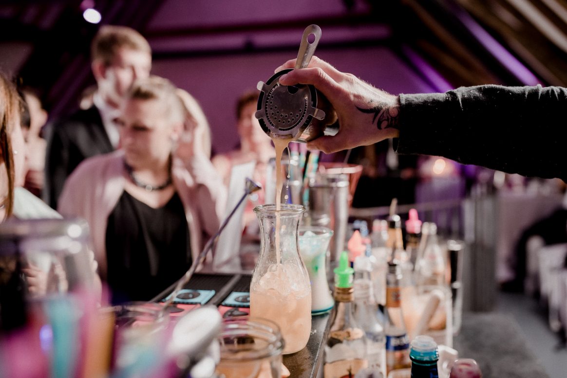 Dinks Alkohol Cocktails Tattoo Spaß Party Barkeeper einschenken 
