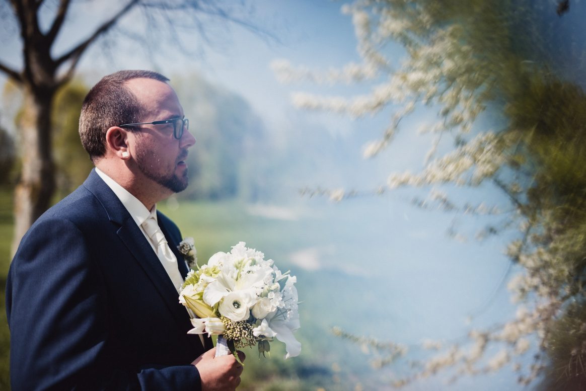 Bräutigam Brautstrauß Brille Blumen Frühling Anzug Aufregung Park Sonne 
