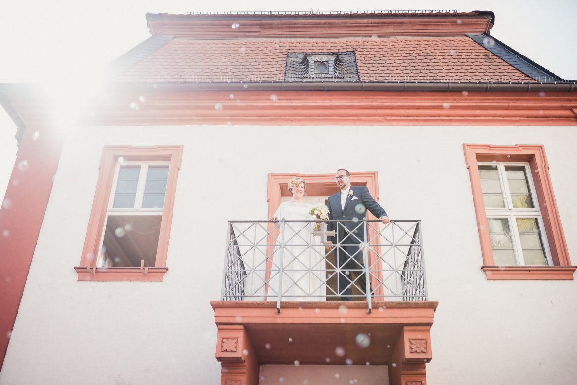 Standesamt Balkon Sommer Sonne Hochzeit Ehepaar Liebe Freude Seifenblasen 