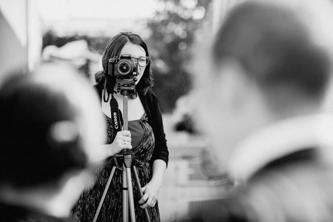 Fotokamera Canon Frau Kleid Gäste Fotographen Erinnerungen Trauung 