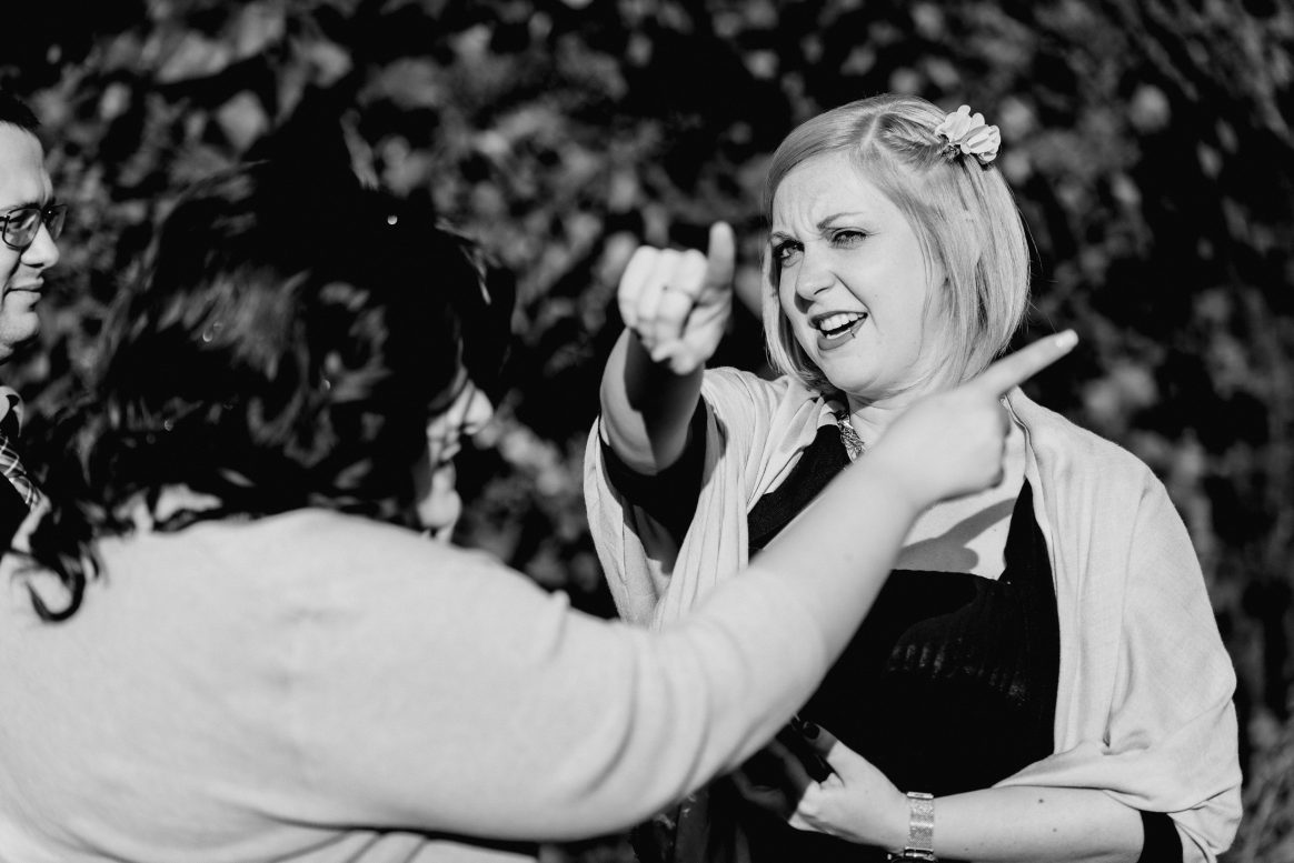 Gäste Frauen Richtungen Finger Sommer Lachen Blumen Spaß Kleider Hochzeit 