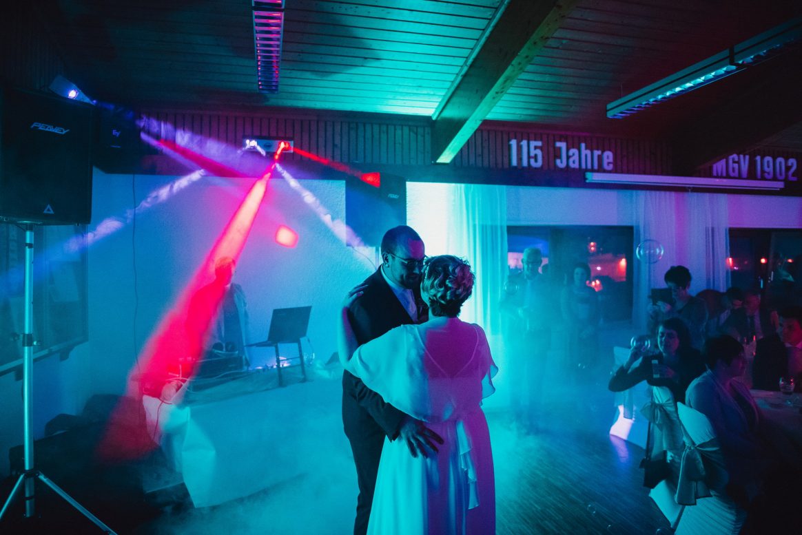 Feier Tanz Fotos Gäste blau rot Lichtmaschine Saal Turnhalle DJ Musik 