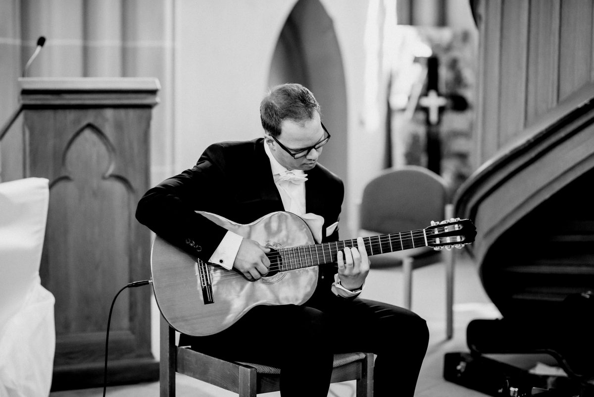 Musik Gitarre Anzug Mann Kirche Lieder Gesang schwarz weiß 