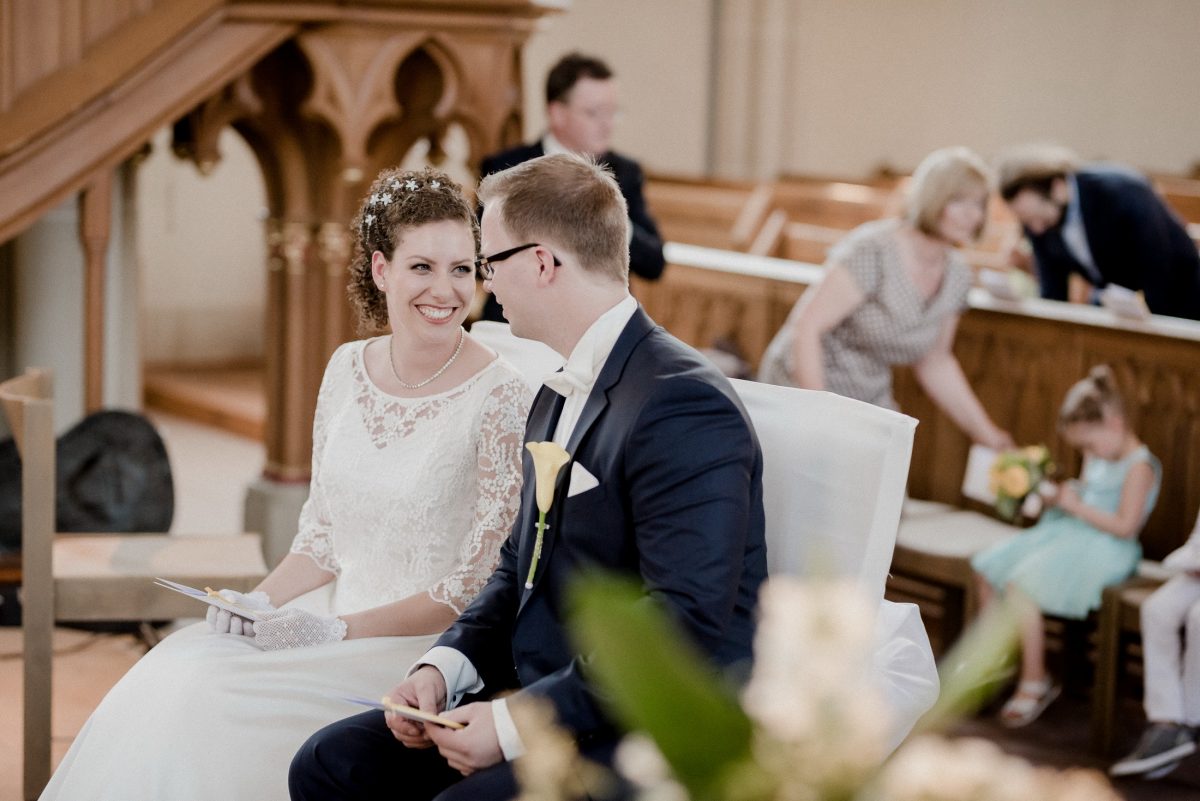 Ehepaar Hochzeit Aufregung Freude Lachen Altar Holz Kirche Liebe 