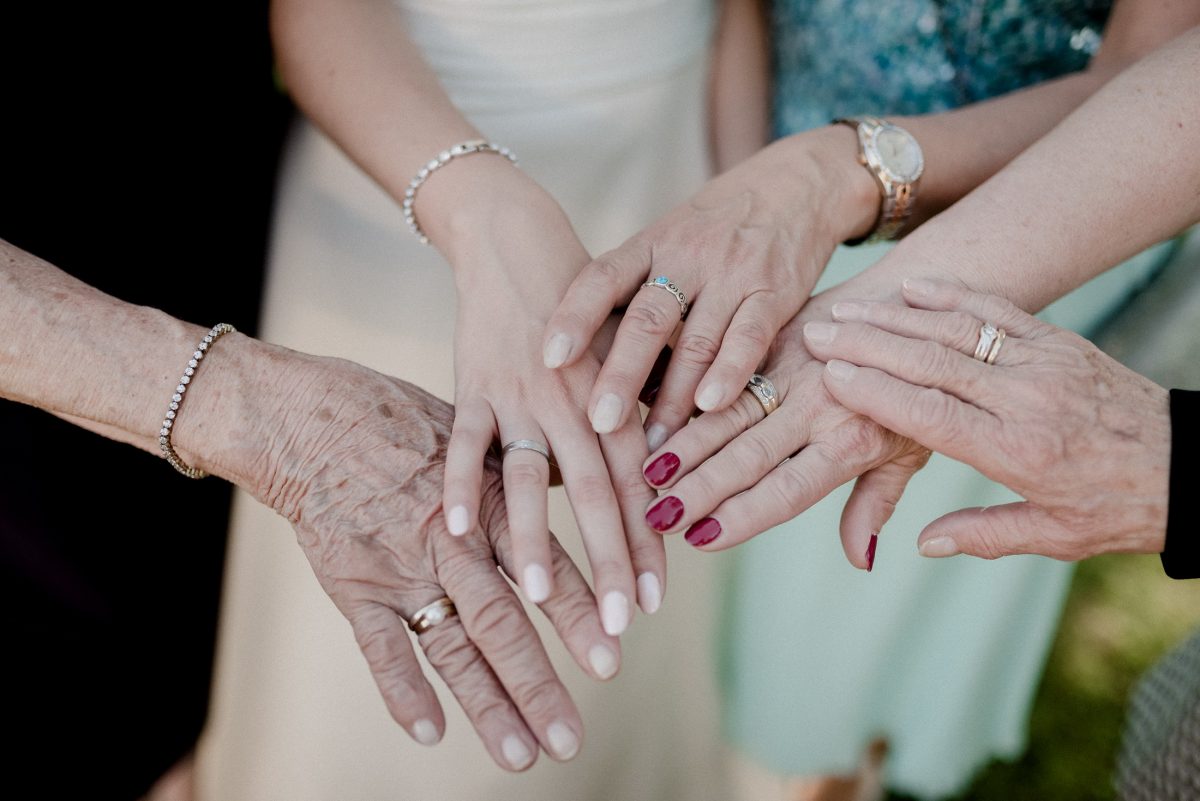 Hängerchen Uhr Armkettchen Nagellack Generationen Liebe Frauen Alter 