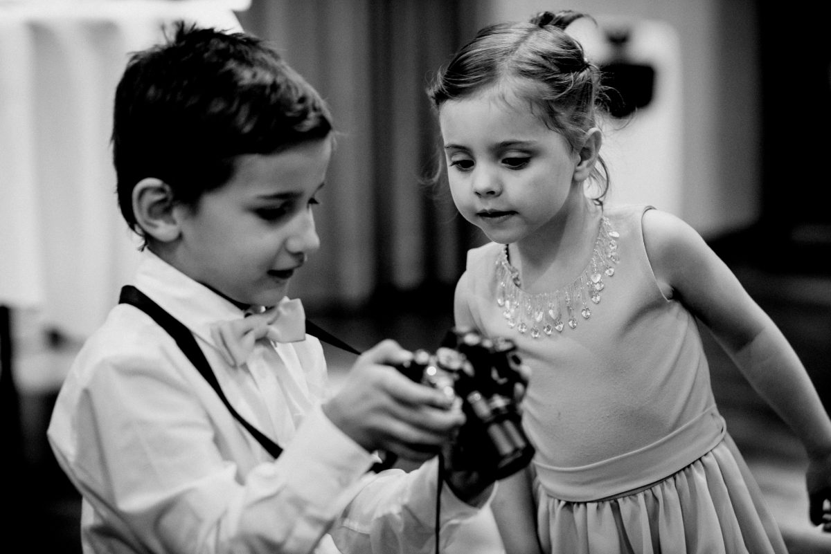 Kinder Fotos Neugier Hemd Fliege Junge Kleid Schmuck Mädchen süß Hochzeit 