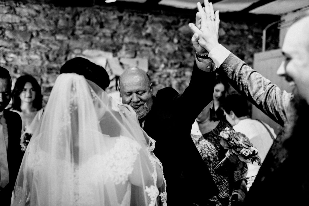 Vater Bräutigam Braut Männer Joke Schleier Spaß lachen Blumen Standesamt 