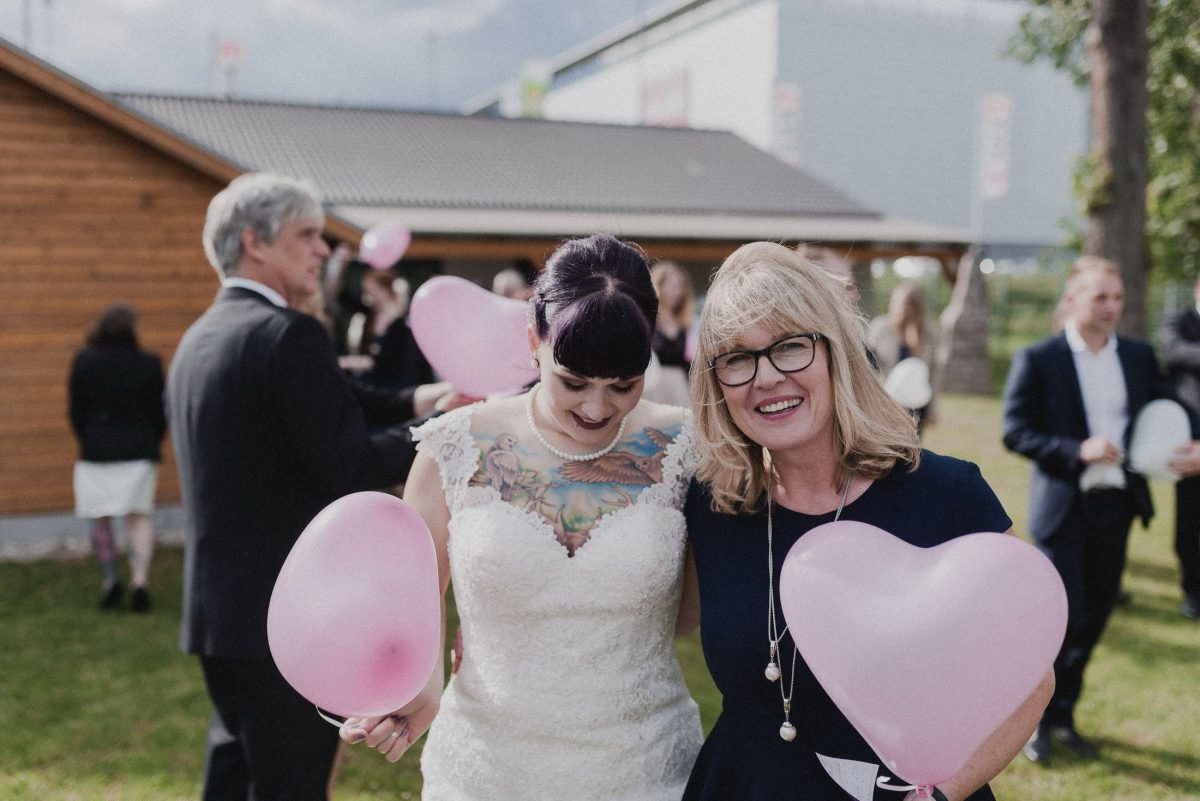 Luftballons Herzen rosa Gäste Mutter Tochter Liebe Hochzeit Brauch schön 