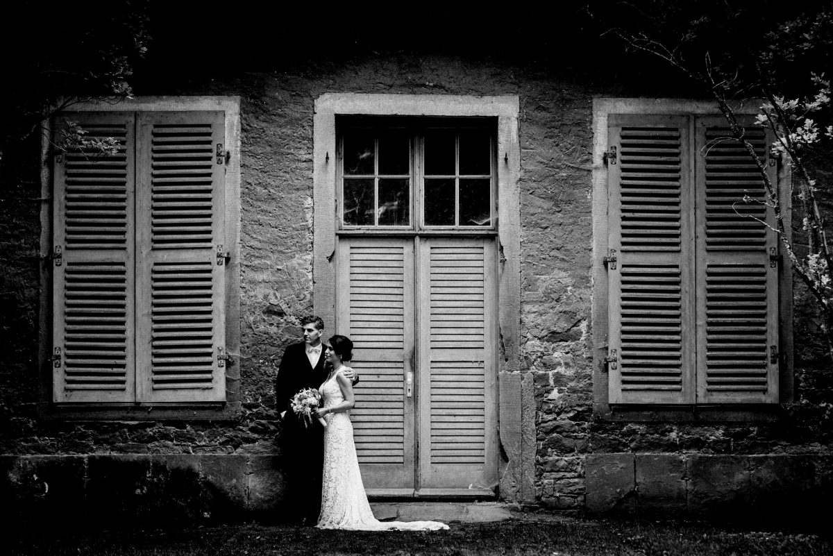 Steinhaus Baum einsam Brautpaar Hochzeitsbilder