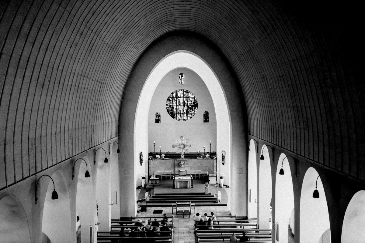 Kirche Altar Sitzbänke Kreuz wölbedecke