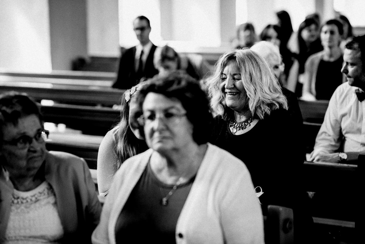 Kirchenbank Frauen lachen Halskette warten